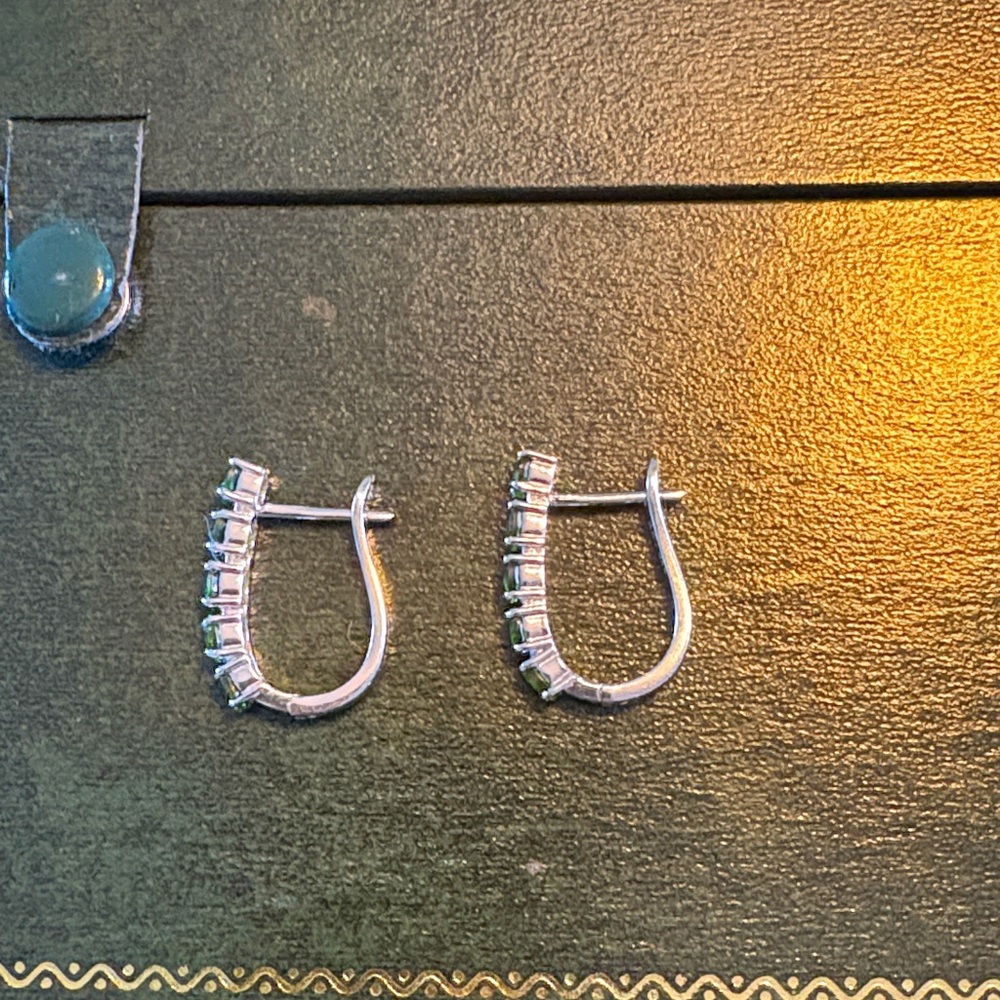 Elegant emerald and sterling silver Hoop Earrings - Picture 2 of 11